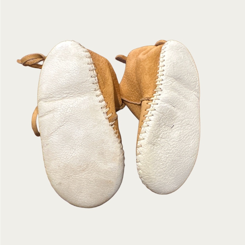 Minnetonka Kids Moccasins in Tan and White size 6. Vintage - Picture 2 of 4